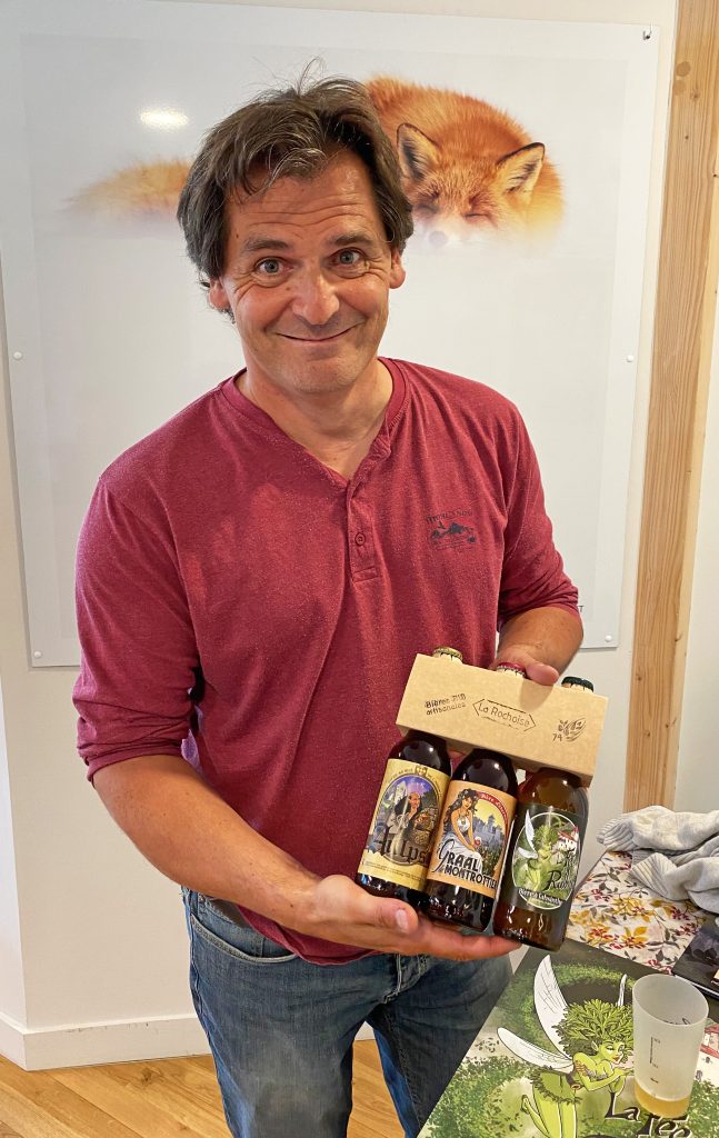 Jérôme Phalippou a dessiné l'étiquette de la nouvelle bière à l'absinthe du château, nommée « La Fée des Rubins ».